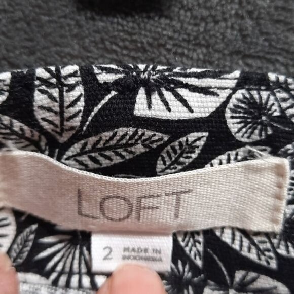 Loft Black & White Leaf Print Button Up Shorts Size 2 - Picture 2 of 5